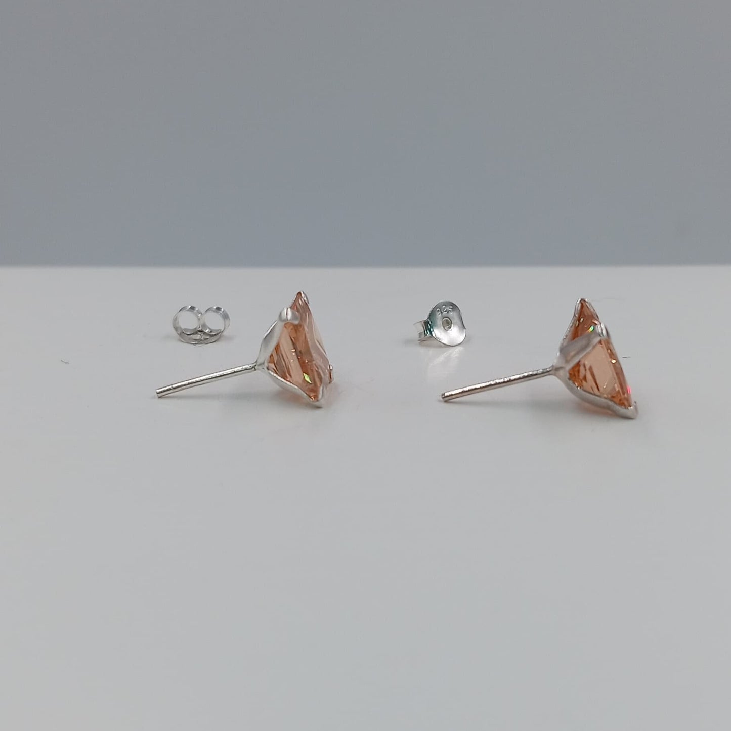 Aretes chispa cuadrada 8 mm