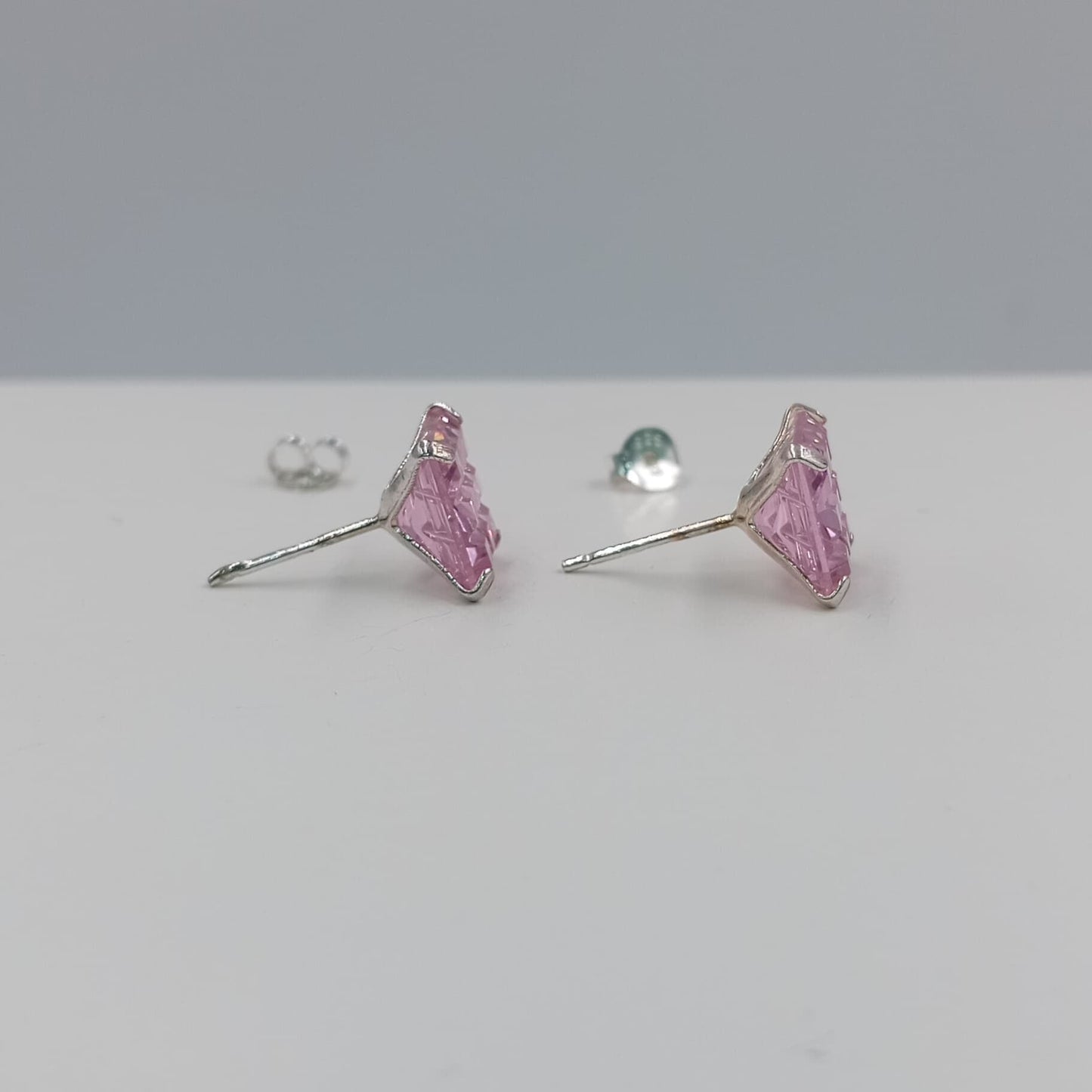 Aretes chispa cuadrada 9 mm