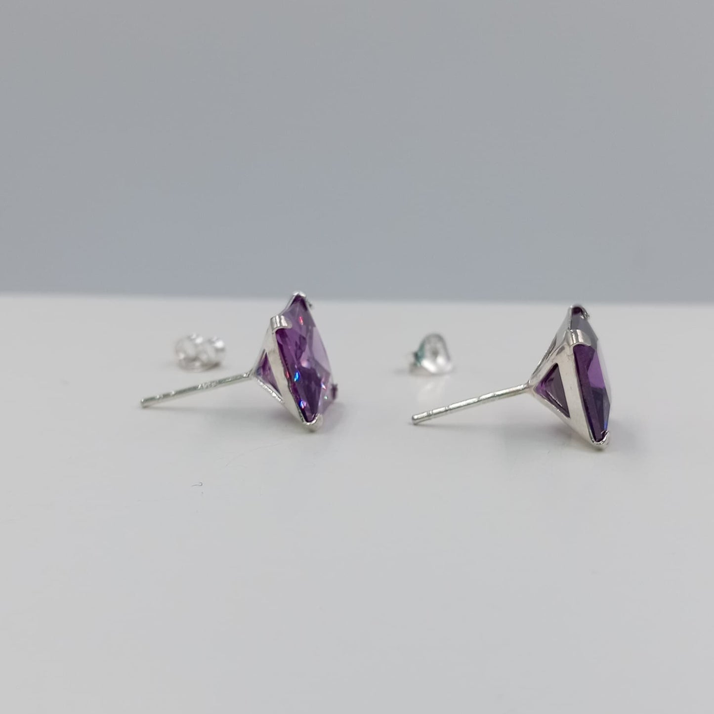 Aretes chispa cuadrada 10 mm