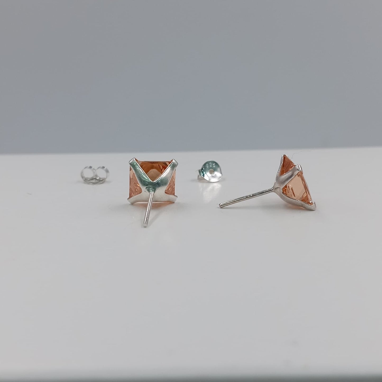 Aretes chispa cuadrada 8 mm