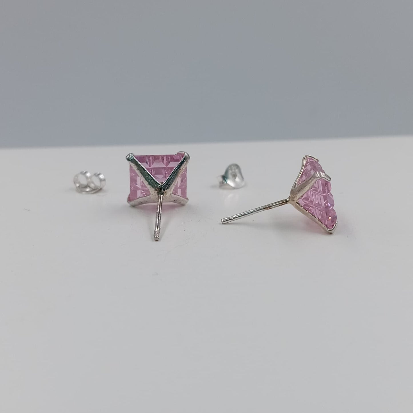Aretes chispa cuadrada 9 mm