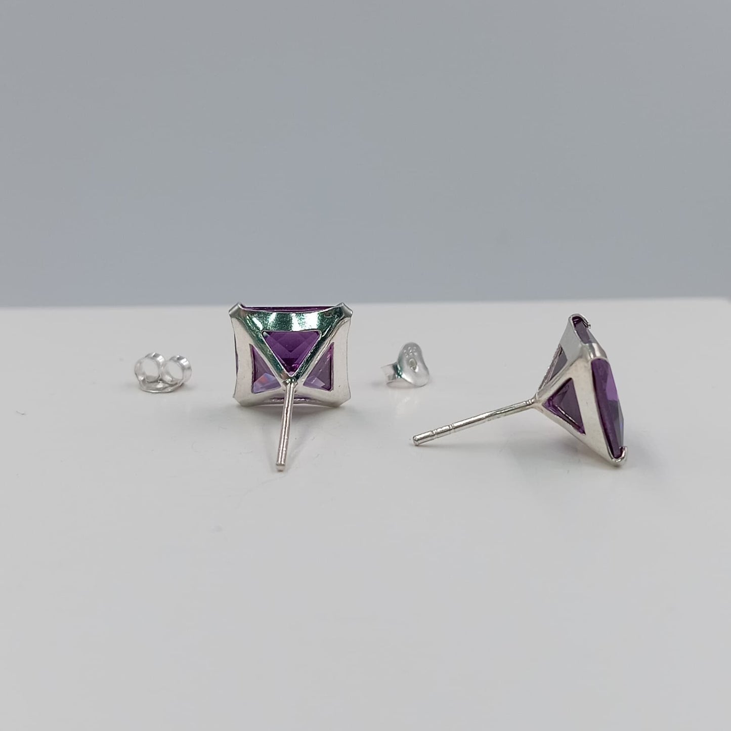 Aretes chispa cuadrada 10 mm