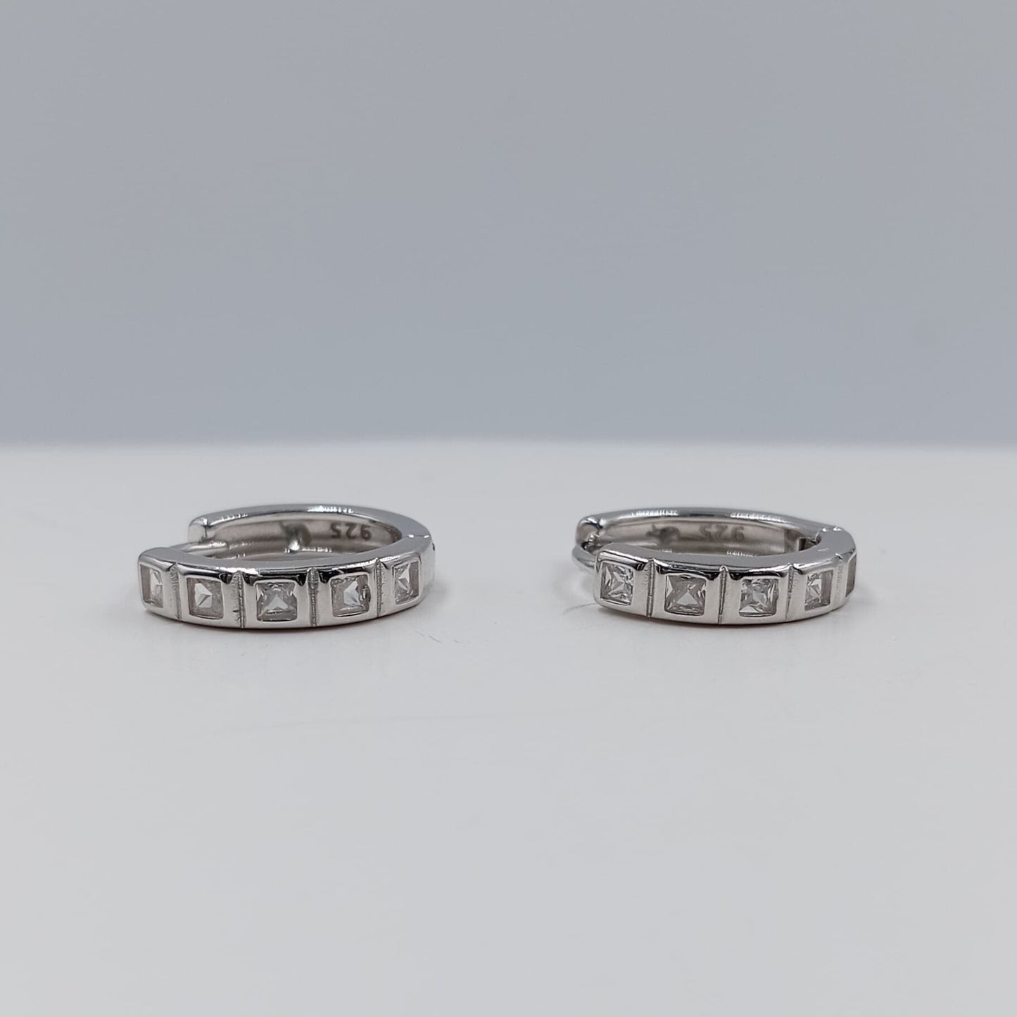 Aretes argolla huggie 1.5 cm